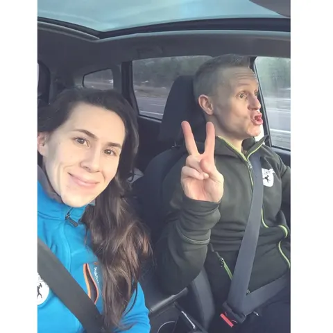 En kvinna och en man tar en glad selfie i bilen.