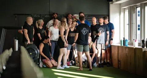 En stor grupp medlemmar samlad i gymmet efter ett pass.