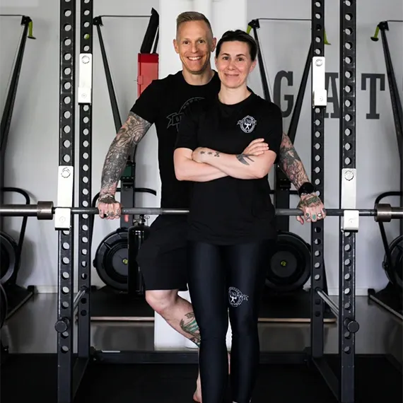 Anders och Jamina Gatti, ägarna av Gatti Training, framför en skivstångsställning.