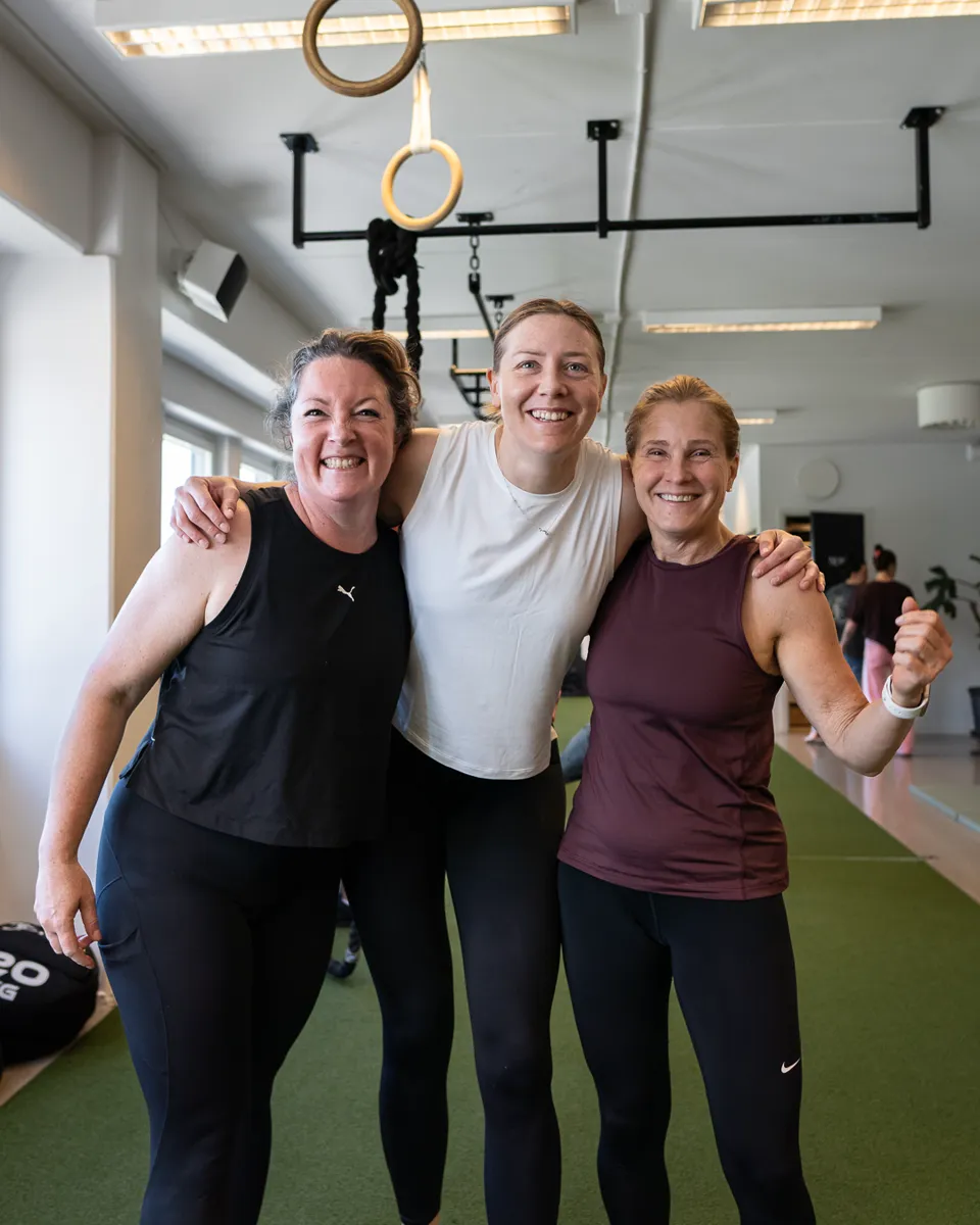 Tre leende medlemmar tillsammans på Gatti Training.