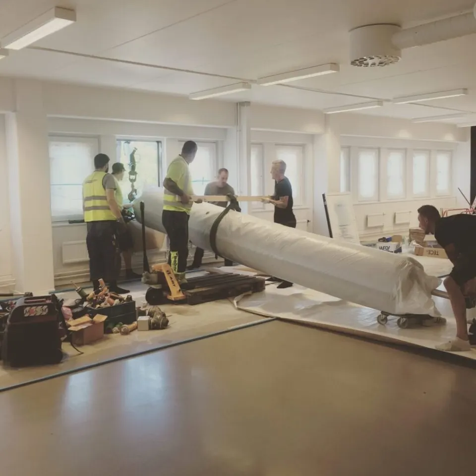 Konstrgräs-rulle på 400kg på väg in.